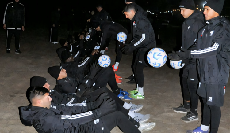 Imagen de Pretemporada de Riestra: abdominales a las 3AM al lado de un boliche en Pinamar