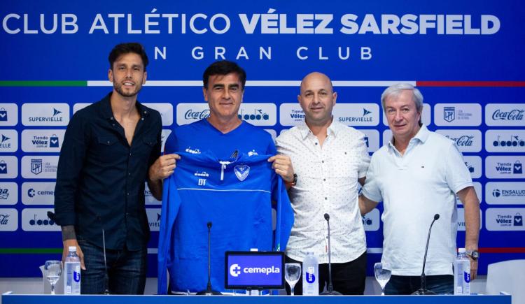 Imagen de Gustavo Quinteros en su presentación en Vélez: "Llego a un grande de Argentina"