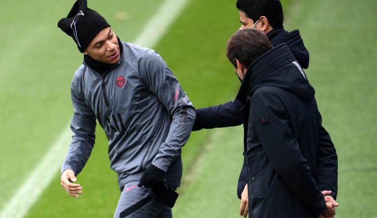 Imagen de MIENTRAS DEFINE SU FUTURO, LEONARDO LE TIRA FLORES A MBAPPÉ