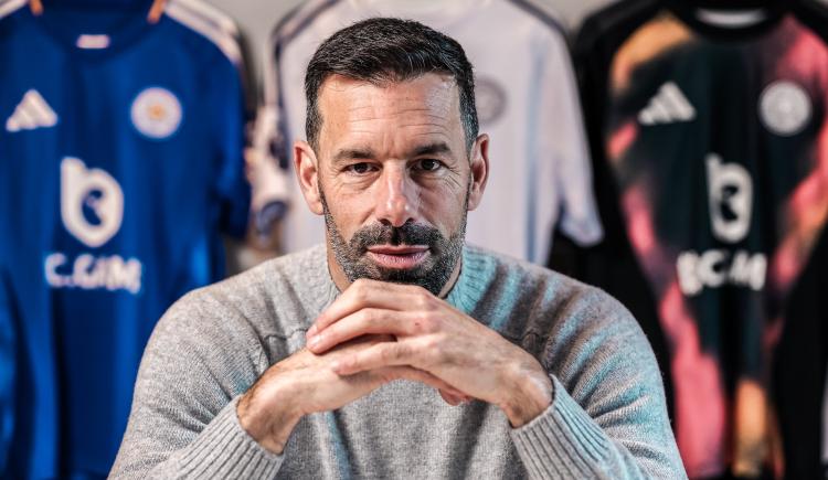 Imagen de Ruud van Nistelrooy dirigirá a un jugador argentino en la Premier