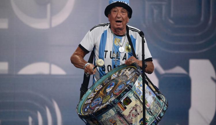 Imagen de El Tula, símbolo de la hinchada argentina premiada por la FIFA