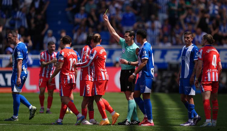 Imagen de El VAR salvó de la expulsión a Julián Álvarez en el empate de Atlético de Madrid