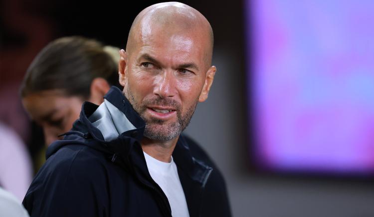 Imagen de Zinedine Zidane podría volver a dirigir: lo busca un gigante europeo