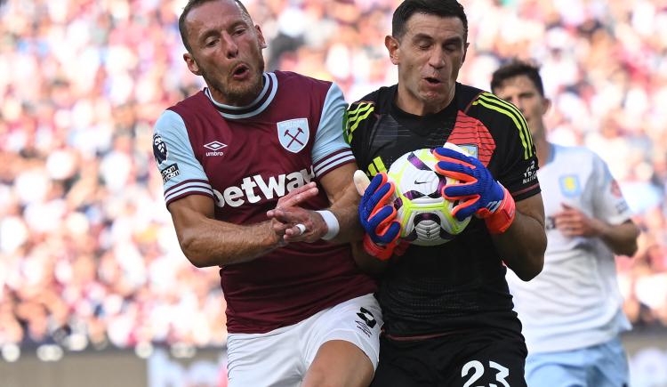 Imagen de Dibu Martínez le ganó el duelo a Guido Rodríguez en el arranque de la Premier League