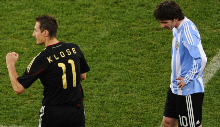Imagen de El máximo goleador de la historia de los Mundiales, verdugo de Argentina, reveló cuál será su reacción si Messi lo supera