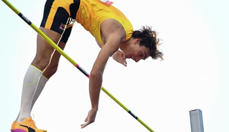 Imagen de 6.31 metros: El salto de Duplantis que superó a una jirafa