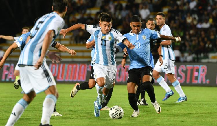 Imagen de Argentina empató 3-3 con Uruguay en un partidazo y terminó primera