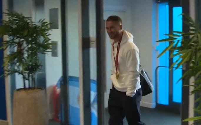 Imagen de El increíble recibimiento de Brighton para Alexis Mac Allister