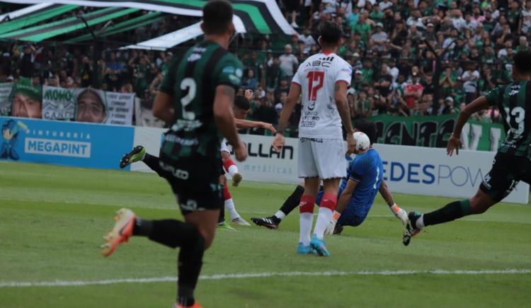 Imagen de Brown de Adrogué no puede acercarse a la línea del líder Belgrano de Córdoba