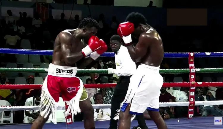 Imagen de Conmoción en el boxeo: un peleador se desvaneció en el ring y murió