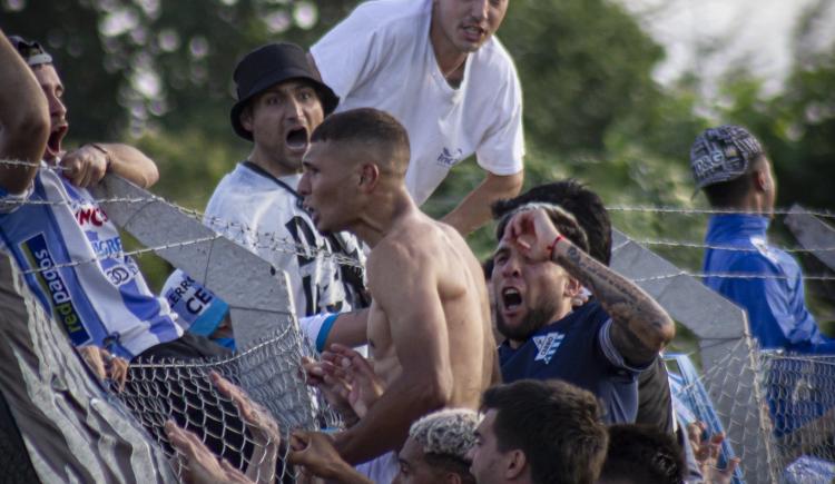 Imagen de Cerro logró la permanencia en Uruguay: el alambrado caído en el festejo y la promesa cumplida