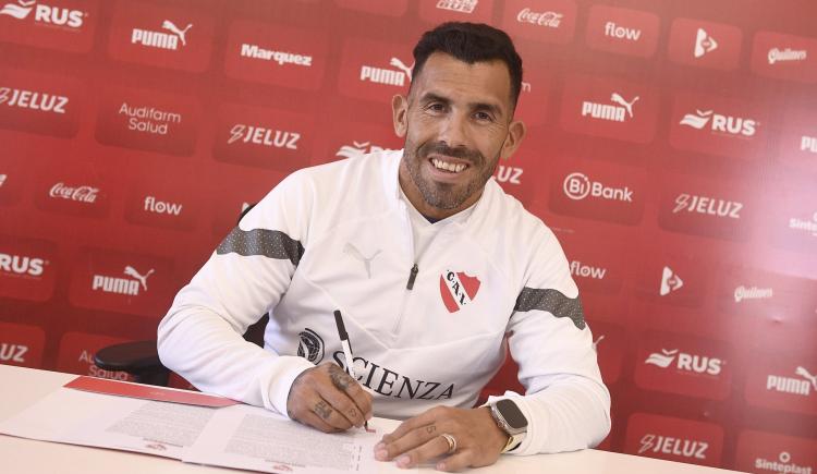 Imagen de Carlos Tevez firmó su contrato con Independiente