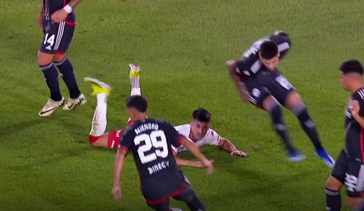 Imagen de Polémica: el penal que reclamó todo Huracán frente a River
