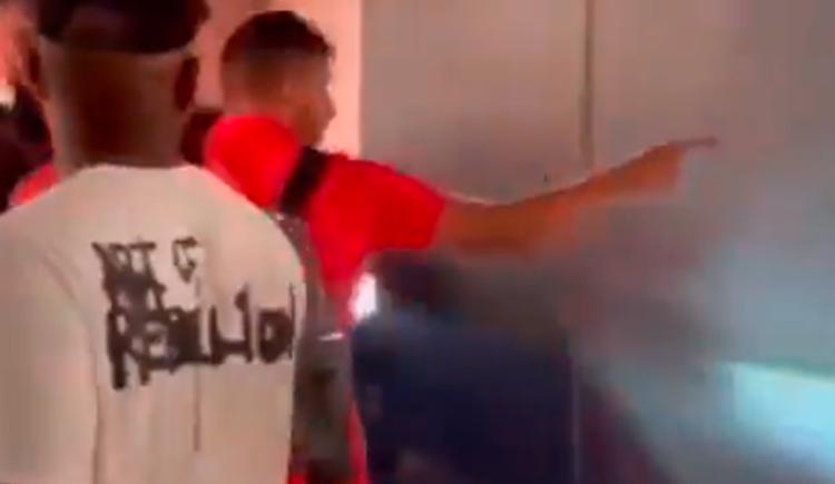 Imagen de Jonathan Calleri explotó de bronca con un hincha: le tiró el celular