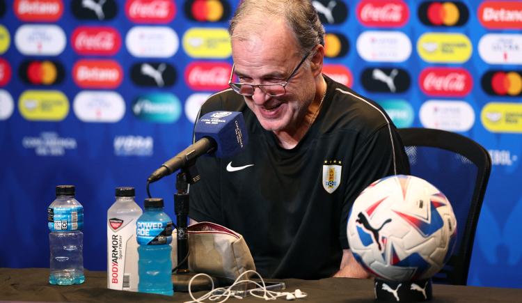 Imagen de Loco y bromista: la ironía de Bielsa con Araújo en plena conferencia