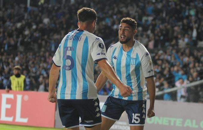 Imagen de Con sufrimiento, Racing derrotó a Aucas y es líder de su grupo