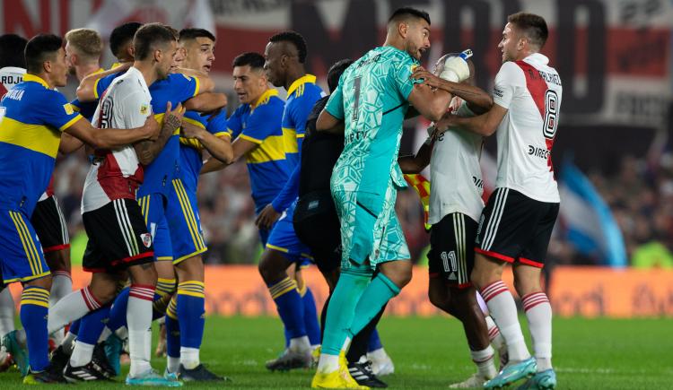 Imagen de Caos Superclásico: batalla campal y descontrol