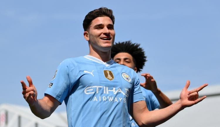 Imagen de Julián Álvarez anotó en la goleada del City, que acaricia la Premier