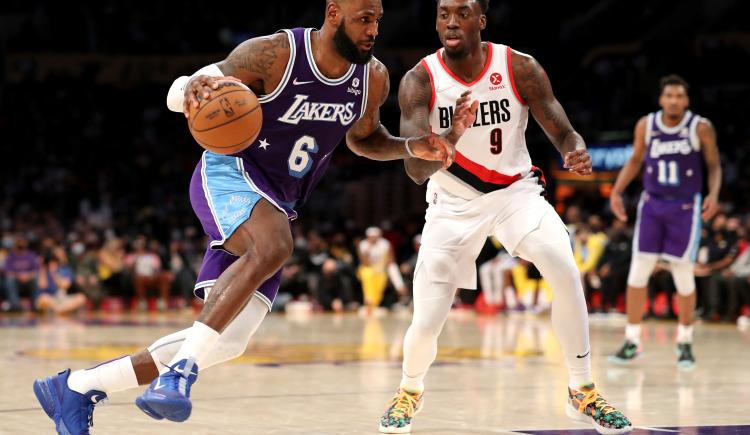 Imagen de LEBRON JAMES CERRÓ EL 2021 A PURO GOLEO