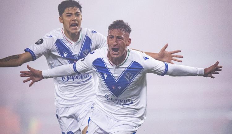 Imagen de Desde lejos sí se V: Bajo la niebla, Vélez derrotó a Estudiantes y es el campeón de la Supercopa Internacional