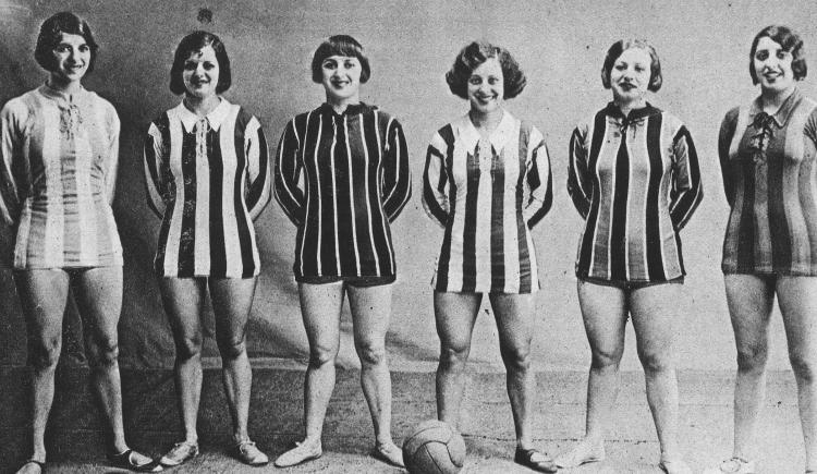 Imagen de 1929. Los clubs de fútbol tienen sus hinchas en el bataclán criollo