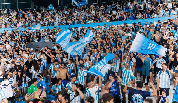 Imagen de Pasión y mística en el Cilindro: el multitudinario respaldo de la gente de Racing antes del Clásico