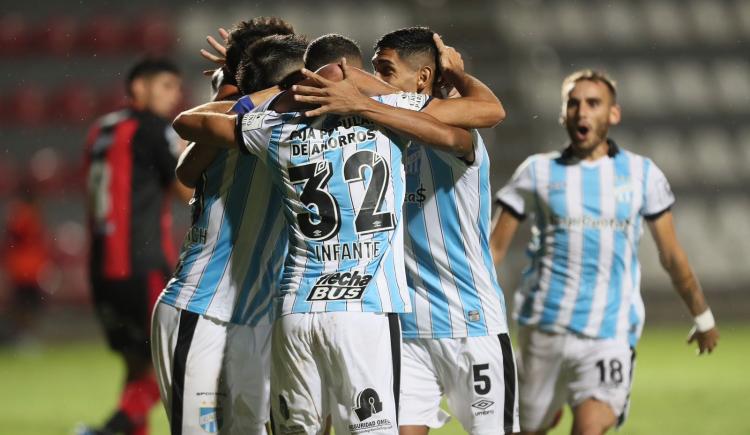 Imagen de Atlético Tucumán aplastó a Defensores de Belgrano y ganó por primera vez en el año