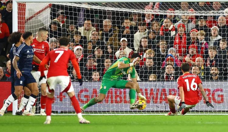 Imagen de El premio consuelo que ganó Dibu Martínez en la Premier League