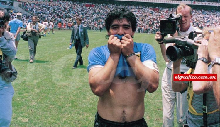 Imagen de Ofrecen más de 5 millones de dólares por la camiseta de Maradona contra Inglaterra en 1986