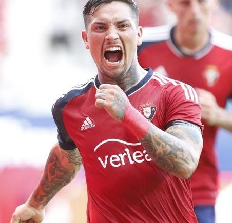 Imagen de Osasuna, con gol de Ezequiel Chimy Ávila, ganó y es líder