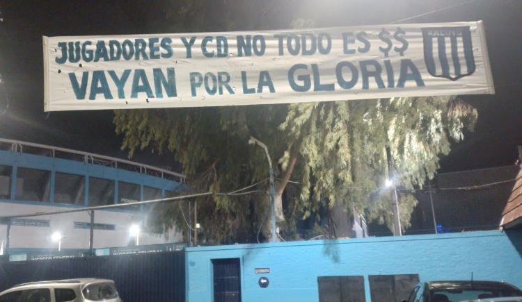 Imagen de Los carteles de la bronca en Racing por la posible salida de Maxi Salas a River
