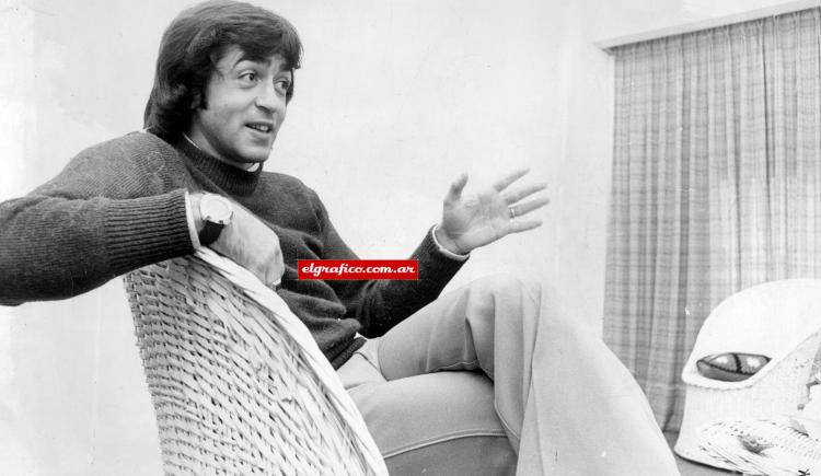Imagen de 1974. Eduardo Commisso: ¡Silenciosamente!