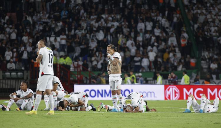 Imagen de Insólito: festejaron antes del partido con saltos en el techo del micro y quedaron eliminados