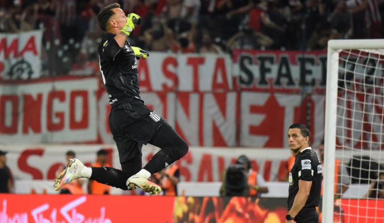 Imagen de Guantes de oro: la alegría del héroe Muslera tras el título de Estudiantes