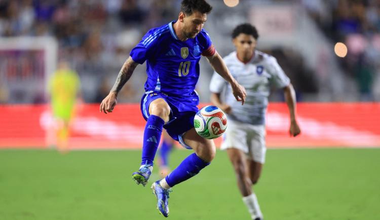 Imagen de Nuevo récord mundial para el capitán: Leo Messi, el máximo asistidor en la historia de las selecciones nacionales