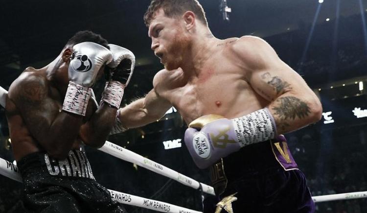 Imagen de Canelo Álvarez derrotó a Charlo y retuvo sus títulos del mundo