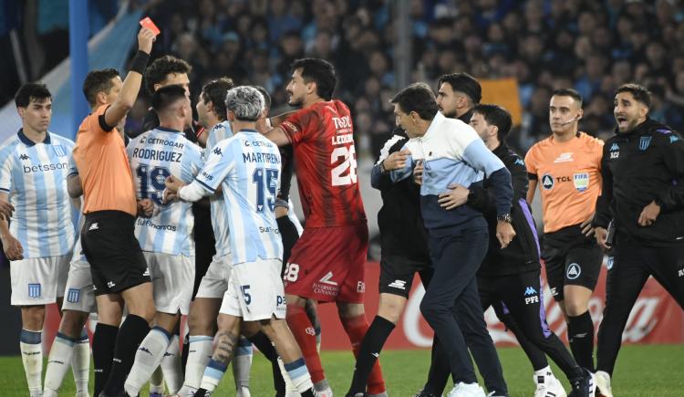 Imagen de Increíble final en el Cilindro: del gol de Racing al penal para Barracas con explosión de Costas