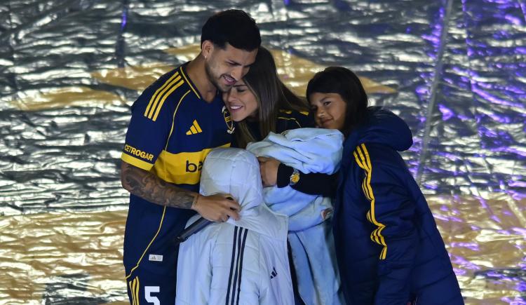 Imagen de El reencuentro de Paredes con el hincha de Boca en una Bombonera repleta: "Me muevo por amor y por eso estoy acá"