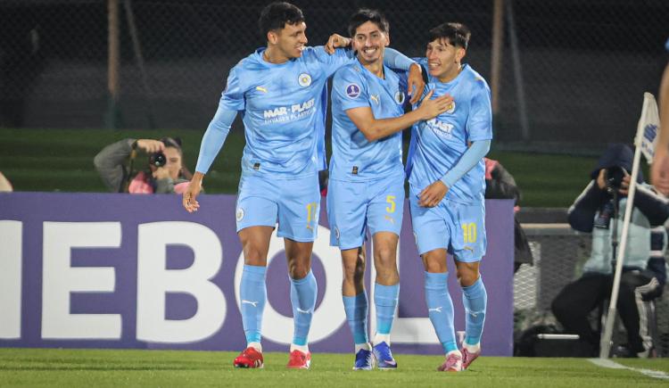 Imagen de La aventura internacional de Deportivo Riestra Duró poco