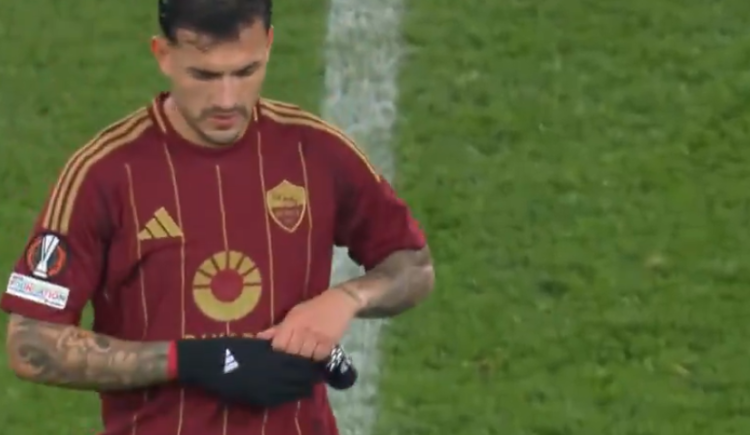 Imagen de Mientras Boca lo espera, Paredes salió muy caliente en Roma y hasta pateó una botella de agua