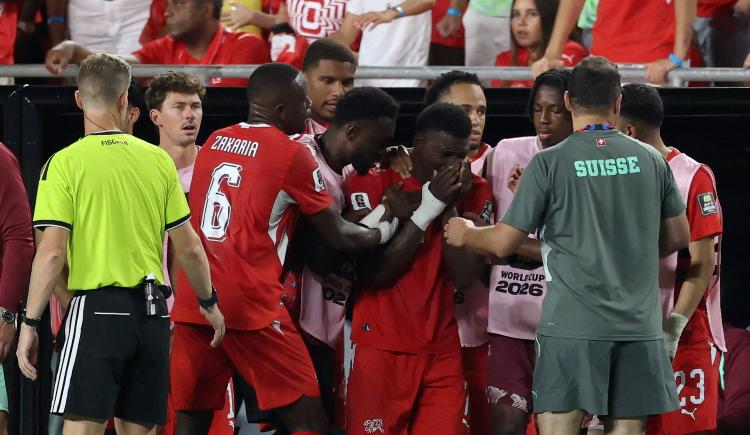 Imagen de El choque de interpretaciones entre la IFAB y la FIFA por la expulsión de Breel Embolo