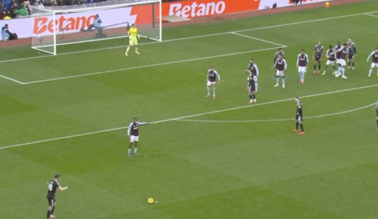 Imagen de Dibu Martínez puso un solo hombre en la barrera y lo pagó caro: así fue el golazo de Leeds a Aston Villa