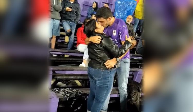 Imagen de ¡LE PROPUSO CASAMIENTO EN PLENO PARTIDO!
