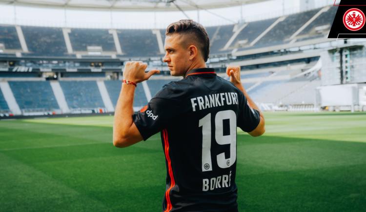 Imagen de RAFAEL SANTOS BORRÉ POSÓ CON LA CAMISETA DEL FRANKFURT