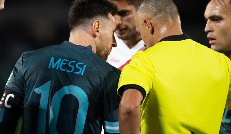 Imagen de MESSI SE ENOJÓ CON EL ÁRBITRO