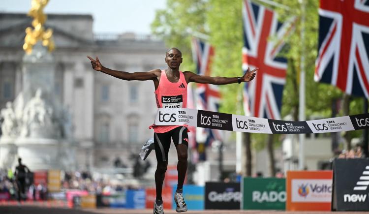 Imagen de Sabastian Sawe hace historia: es el primer hombre en correr un maratón en menos de dos horas Londres