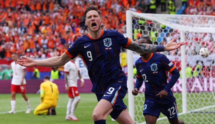 Imagen de No tan bobo: Weghorst, el "enemigo" de Messi, le dio la victoria en el debut a Países Bajos