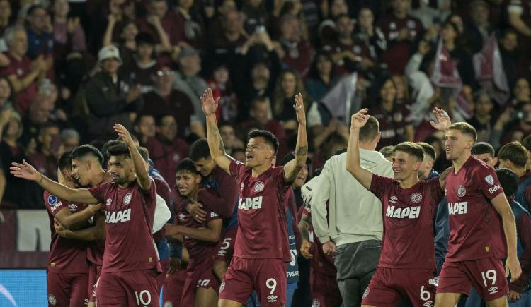 Imagen de Re copado: Lanús izó la bandera Argentina en la Universidad de Chile