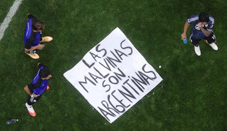 Imagen de "Un pedazo de sábana": la historia de la bandera de Malvinas que mostraron los jugadores de Argentina