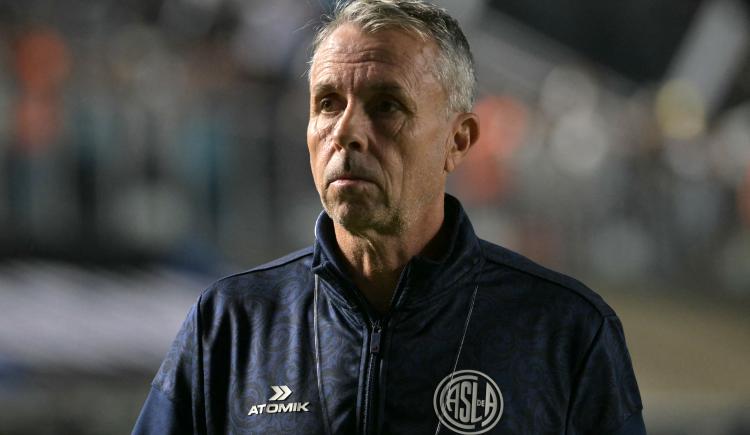 Imagen de Fuerte denuncia del entrenador de San Lorenzo: "Me dijeron argentino racista, me insultaron y me pegaron"